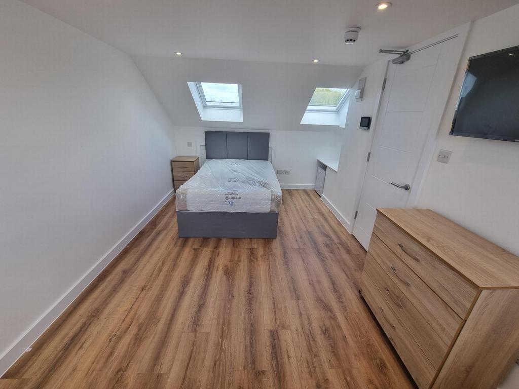 Calder Gardens, Edgware, HA8 House share - £1,100 pcm (£254 pw)