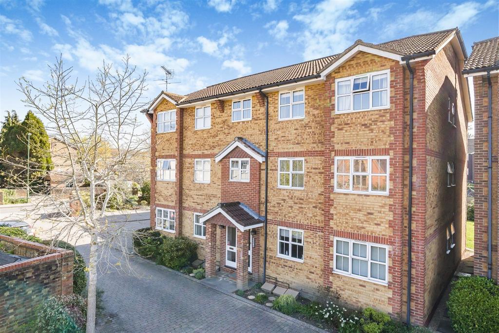 Rushams Road, Horsham, RH12 2 bed flat - £320,000