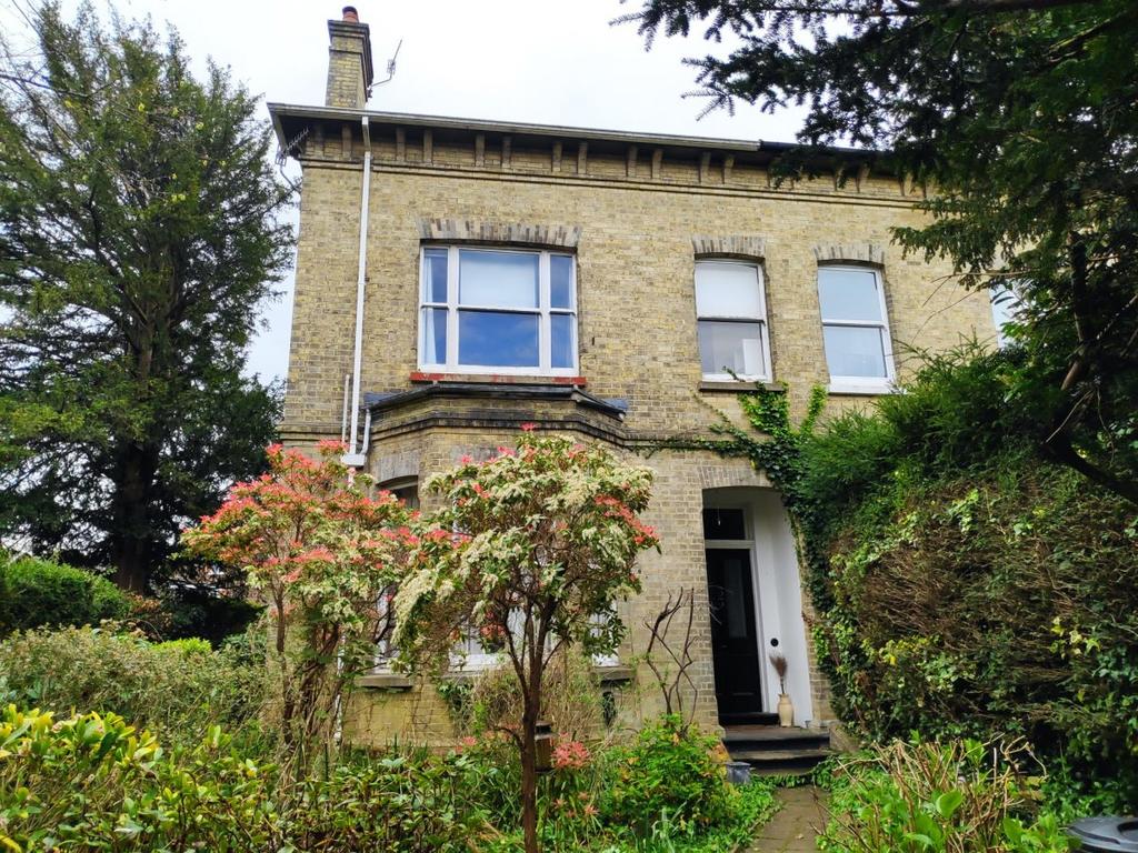 Hatchlands Road, Redhill 3 bed flat £1,700 pcm (£392 pw)