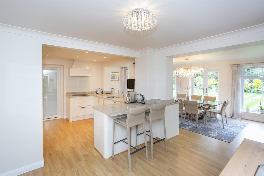 Ridge Lane, Watford, Hertfordshire, WD17 4 bed detached house £3,500