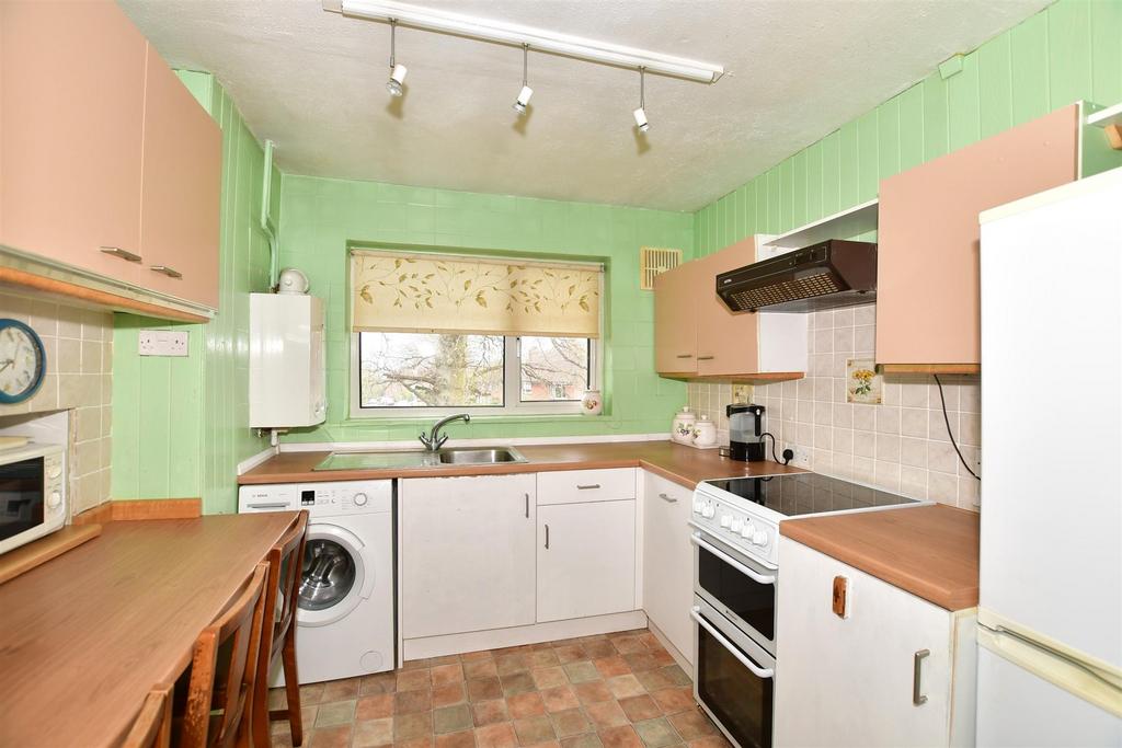 Greggs Wood Road, Tunbridge Wells, Kent 2 bed maisonette - £260,000