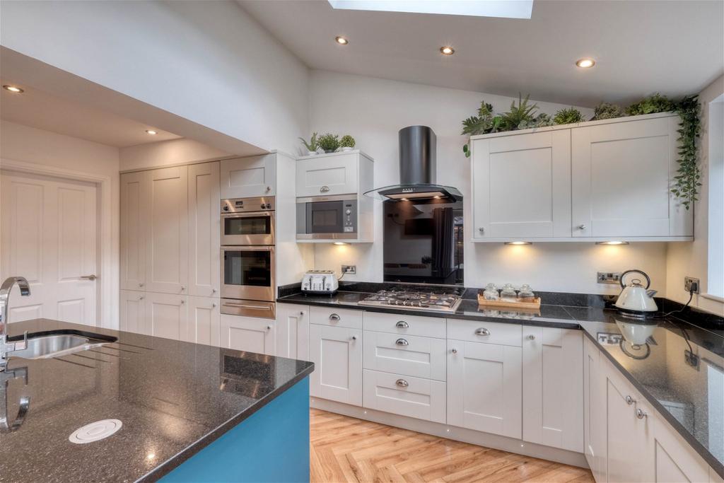 Mallow Drive, Woodland Grange, Bromsgrove, B61 0UP 5 bed detached house