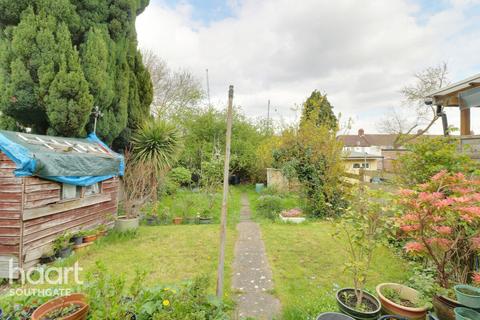 96 Trent Gardens, London, N14 4QN