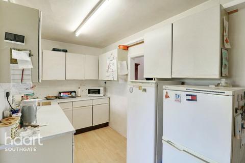 96 Trent Gardens, London, N14 4QN