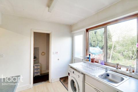 96 Trent Gardens, London, N14 4QN
