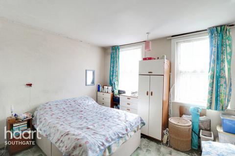 96 Trent Gardens, London, N14 4QN