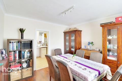 96 Trent Gardens, London, N14 4QN