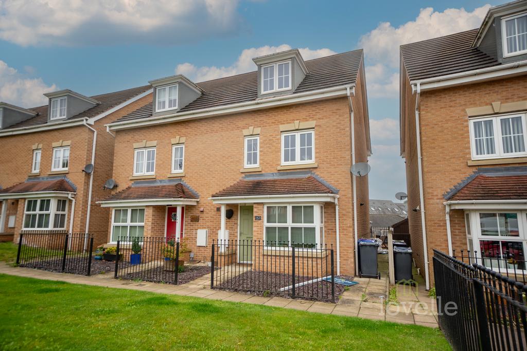 Sunningdale Way, Gainsborough DN21 4 bed semidetached house for sale £185,000