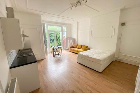 Studio to rent, Manstone Road, Kilburn, London, NW2