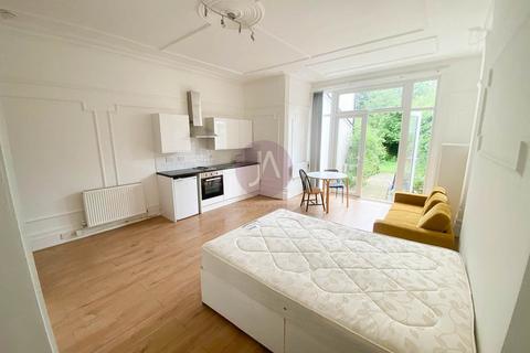 Studio to rent, Manstone Road, Kilburn, London, NW2