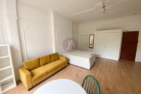 Studio to rent, Manstone Road, Kilburn, London, NW2