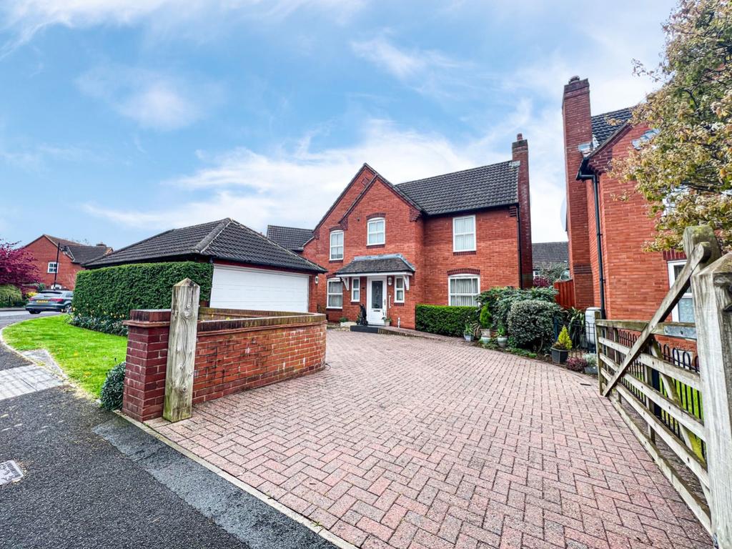 Waterleaze, Taunton 4 bed detached house £450,000