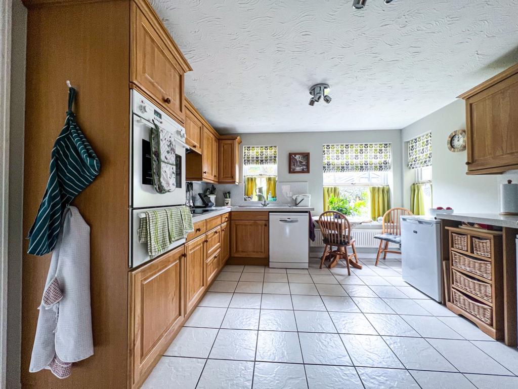 Waterleaze, Taunton 4 bed detached house £450,000