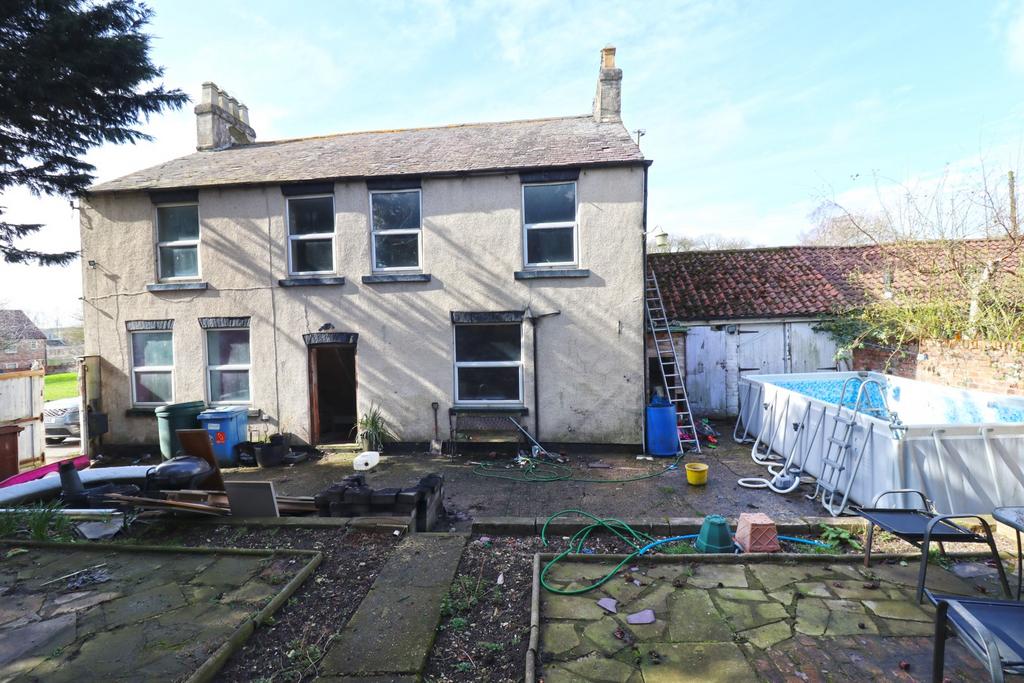 Corner House Farm, Foxholes YO25 3QH 5 bed link detached house £150,000