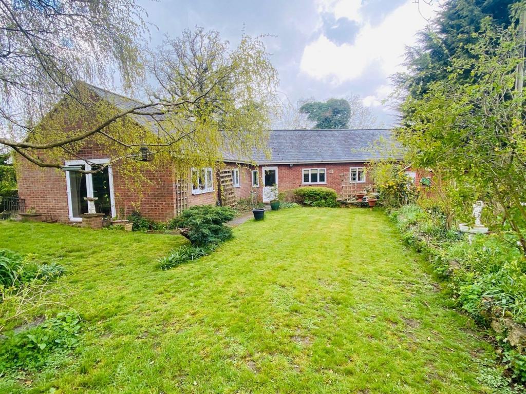 Preston Road, Woodford Halse, Northamptonshire NN11 3SX 3 bed detached