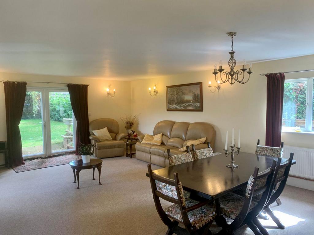 Preston Road, Woodford Halse, Northamptonshire NN11 3SX 3 bed detached