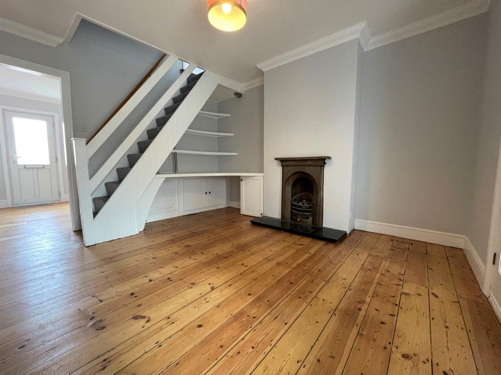 Nelson Avenue Tonbridge TN9 2 bed terraced house £1,400 pcm (£323 pw)