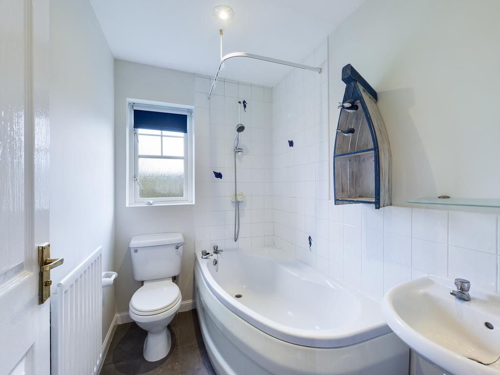 Brenda Gautrey Way, Cottenham 3 bed semidetached house £1,450 pcm (£335 pw)