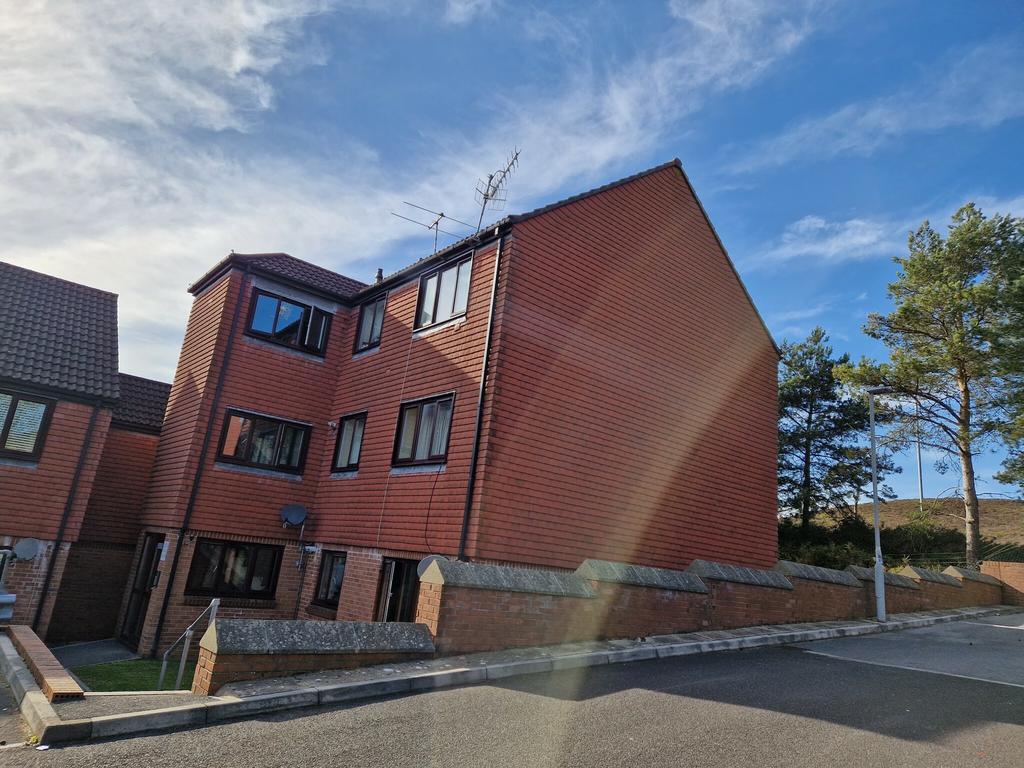 FERNHILL CLOSE, POOLE BH17 1 bed flat £725 pcm (£167 pw)