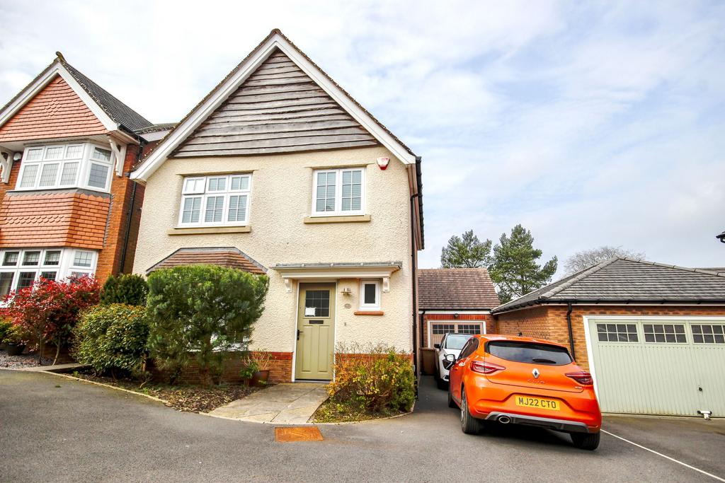 Maes Bengi, Oakdale, Blackwood 3 bed detached house for sale £320,000
