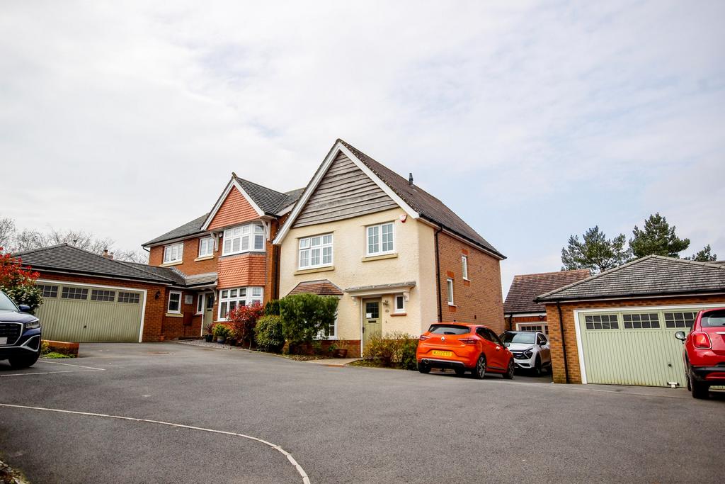 Maes Bengi, Oakdale, Blackwood 3 bed detached house for sale £320,000