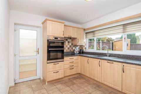 3 bedroom bungalow for sale - Cloverdale, Stoke Prior, Bromsgrove, Worcestershire, B60
