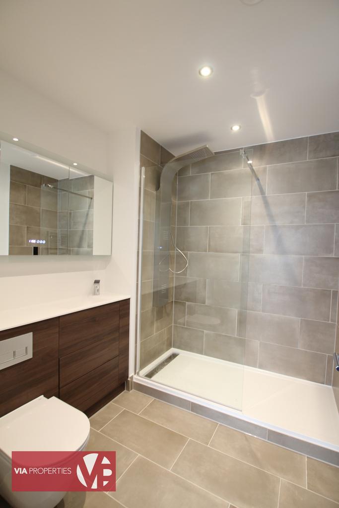 Main bed en-suite