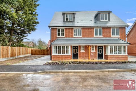 4 bedroom detached house to rent, Scholars Avenue, Broxbourne EN10