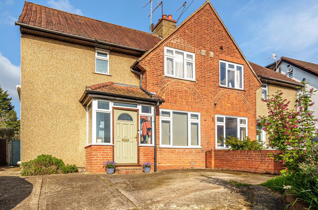 Kings Langley, Hertfordshire WD4 4 bed semidetached house for sale £