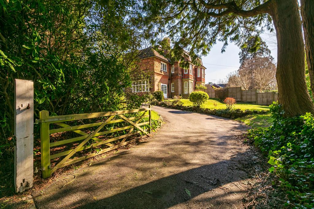 Grayswood Road, Haslemere, Surrey, GU27 5 bed semidetached house for