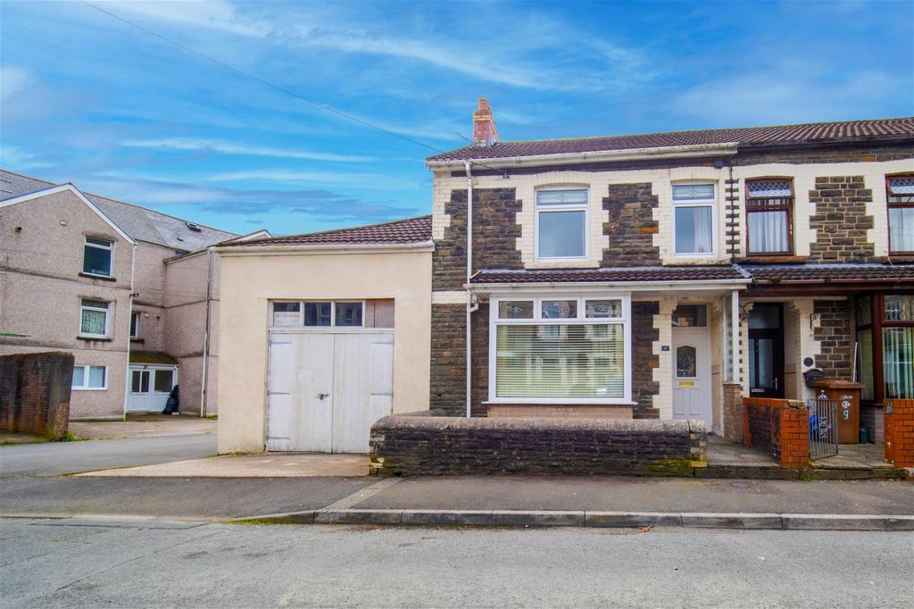James Street, Llanbradach, Caerphilly, CF83 3LJ 3 bed end of terrace