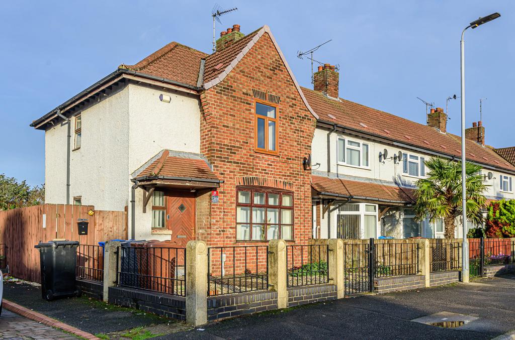 Endeavour Crescent, Hull, HU9 3 bed end of terrace house for sale £80,000