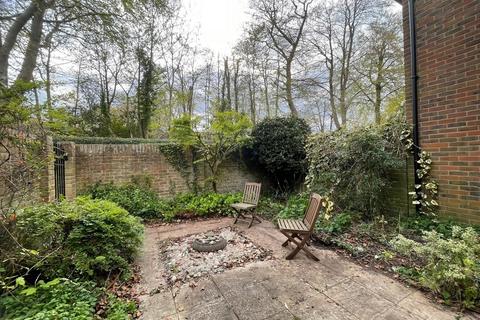 3 bedroom terraced house to rent, BEECHWOOD PARK, LEATHERHEAD KT22