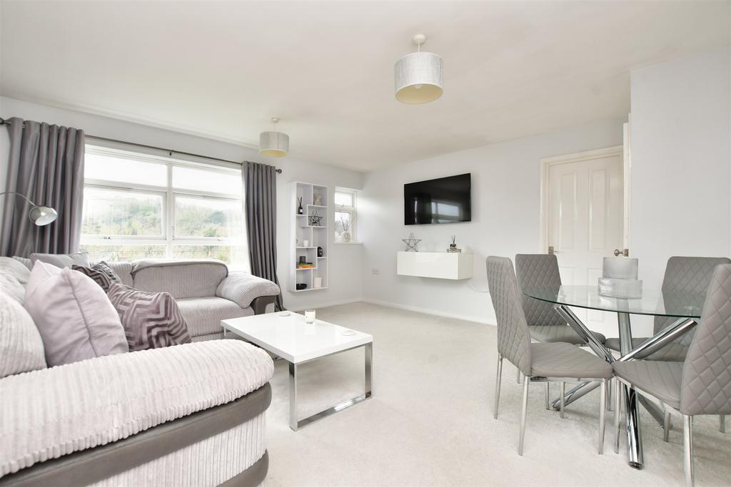 Edgeworth Close, Whyteleafe, Surrey 2 bed flat for sale £280,000