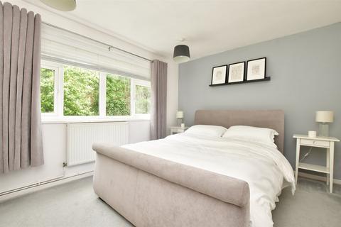 4 Edgeworth Close, Whyteleafe, CR3 0BW