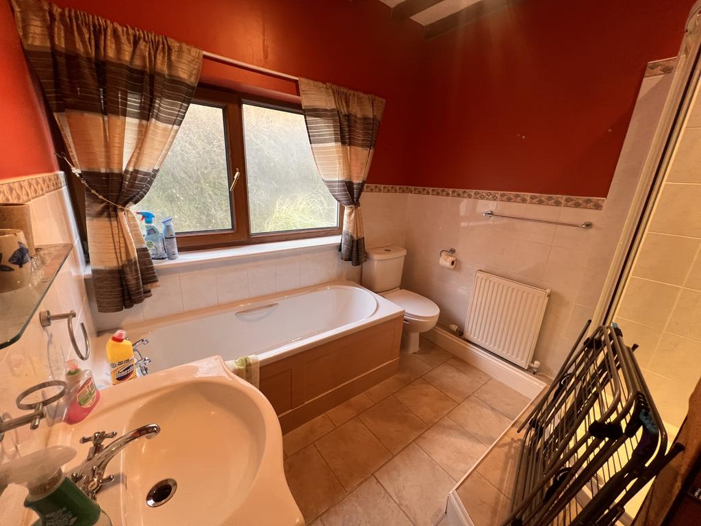 Jack &amp; Jill En-suite  Bathroom