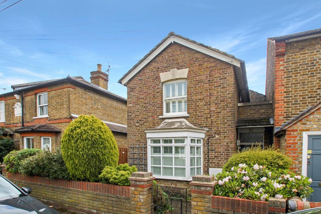 Edgell Road, StainesuponThames, TW18 2 bed detached house for sale