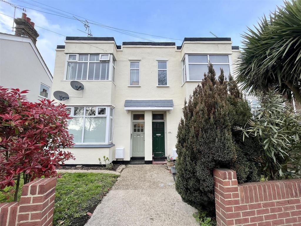 London Road, Hadleigh, Benfleet 2 bed apartment £250,000