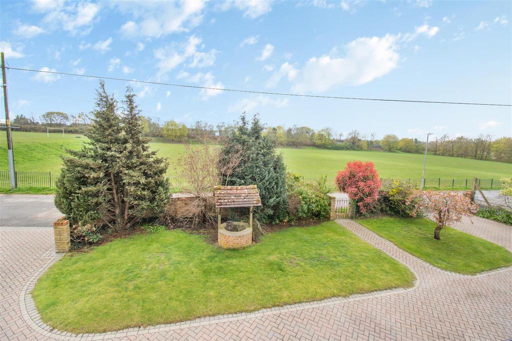 New Hythe Lane, Larkfield, ME20 6PU 5 bed detached house for sale £