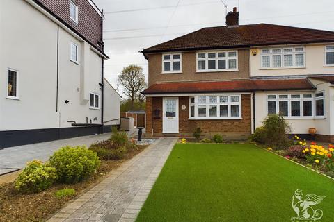 3 bedroom semi-detached house for sale - Stour Way, Upminster