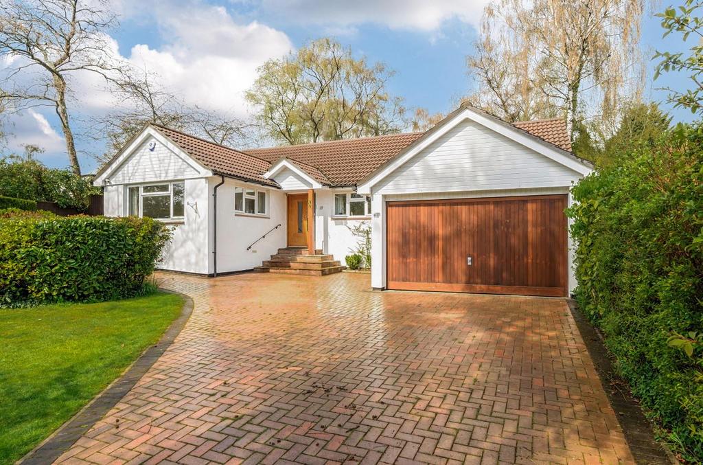 Gordon Road, Hiltingbury, Chandlers Ford 4 bed detached bungalow for