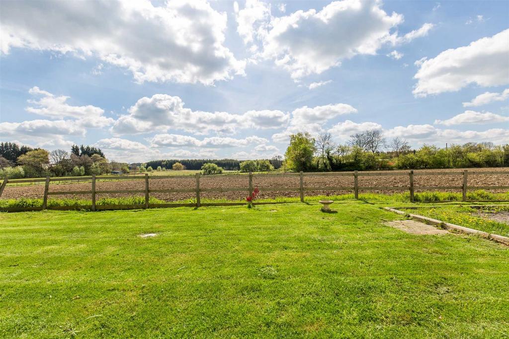 Otford Lane, Halstead 3 bed bungalow £1,800 pcm (£415 pw)