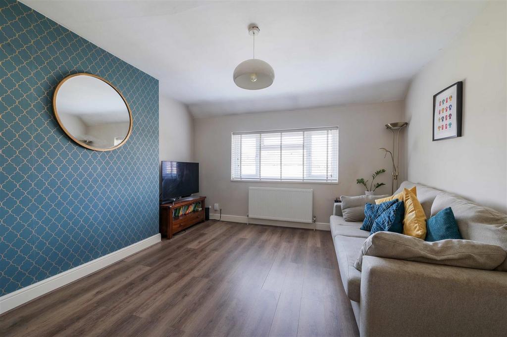 Hook Road, Epsom 2 bed for sale £350,000