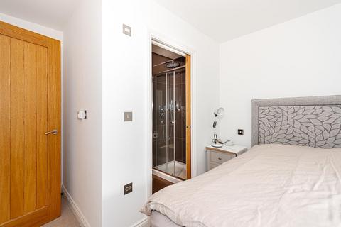 15 Oak Glade, Epsom, KT19 8ND