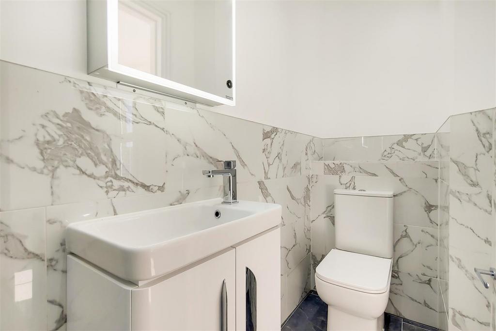 9 Main Ensuite-1.jpg