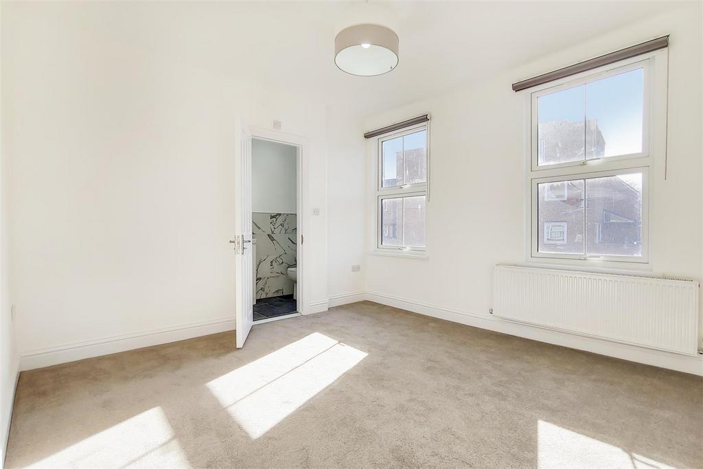 8 Main Bedroom-0.jpg