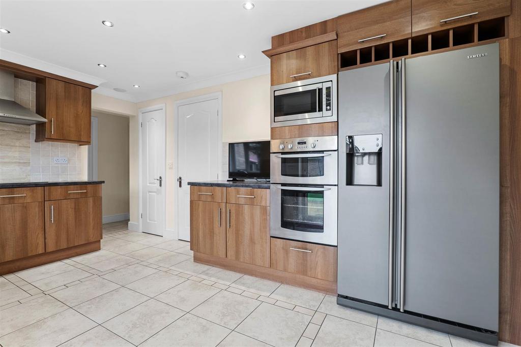 Hazel Avenue, Evesham 4 bed detached house for sale £385,000