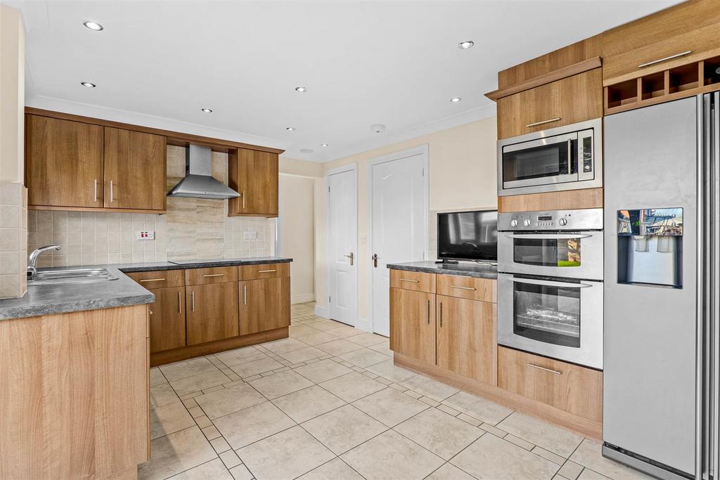 Hazel Avenue, Evesham 4 bed detached house for sale £375,000