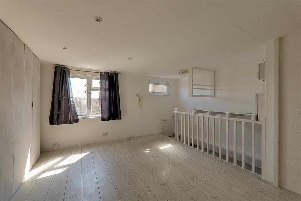 7 Pavilion Road, Worthing, BN11 Studio £725 pcm (£167 pw)