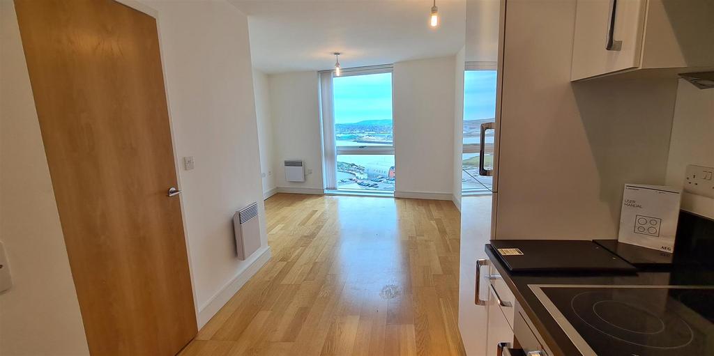 Marina Point West, Dock Head Road... 1 bed apartment £995 pcm (£230 pw)